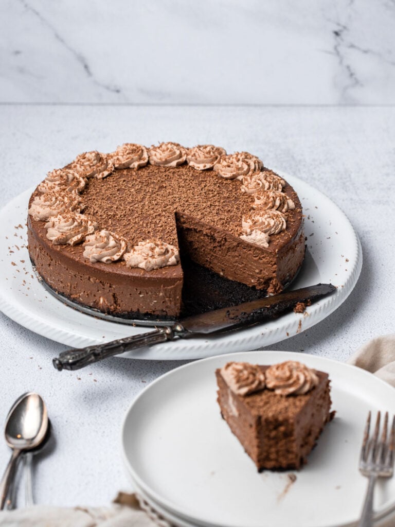 a sliced of the chocolate cheesecake cut out of the cheesecake