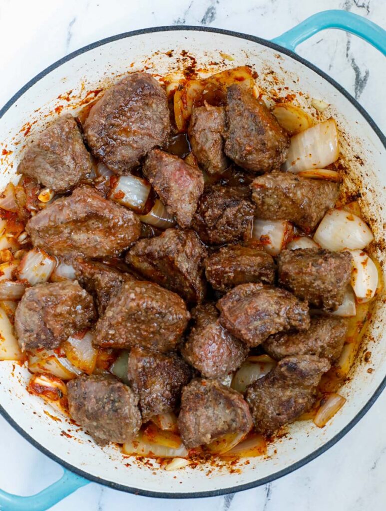 beef saute with onion and tomato paste