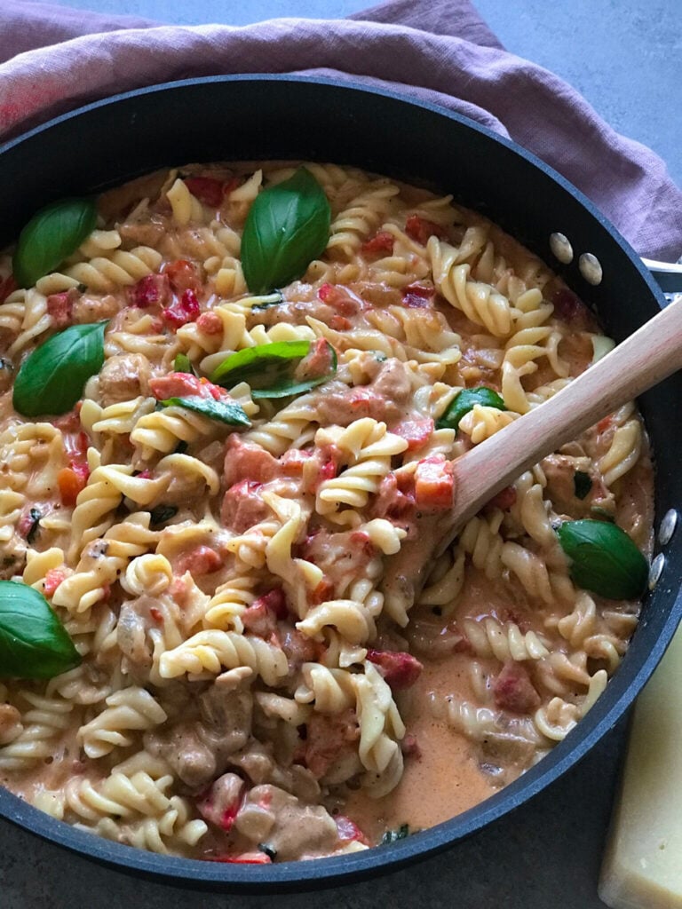 Creamy Chicken and Tomato Pasta Creamy Chicken and Tomato Pasta in a pot