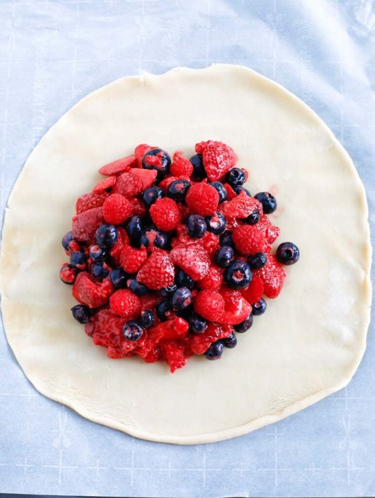 Pie crush with berries