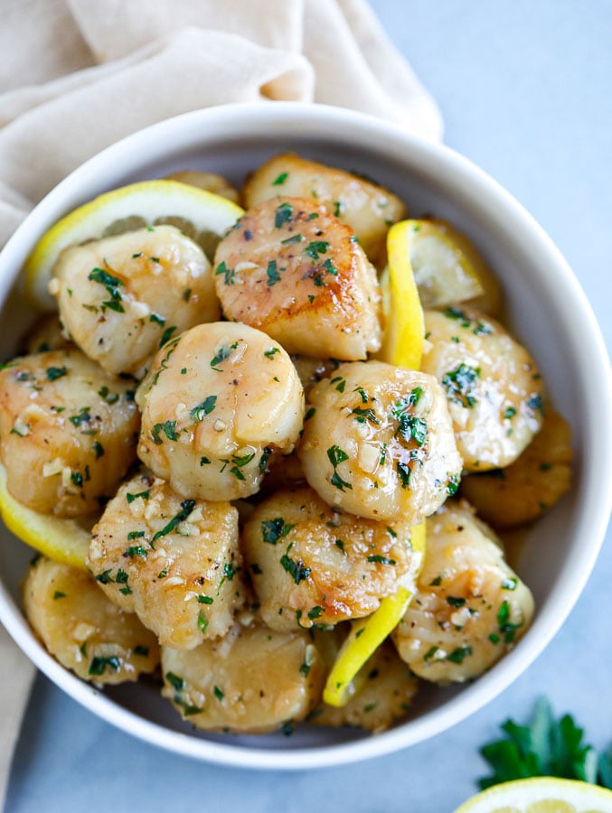 lemon garlic butter scallops in a bowl