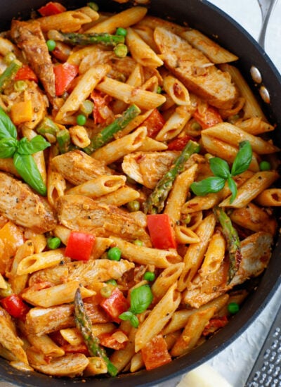 Large skillet of Spicy Chicken Chipotle Pasta.