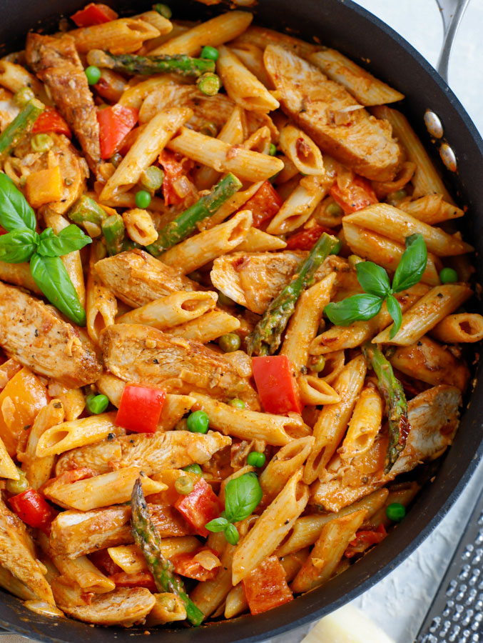 Large skillet of Spicy Chicken Chipotle Pasta.