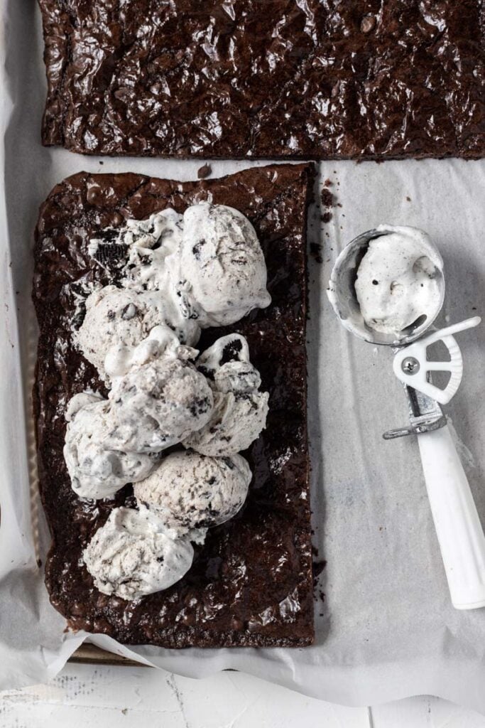 oreo ice cream placed on the brownies