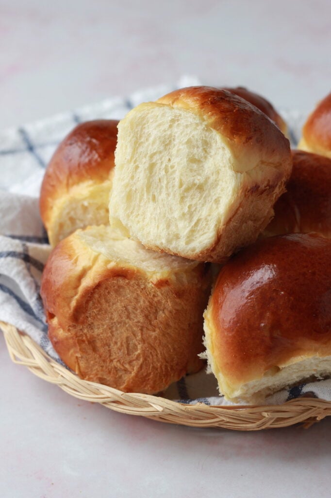 Image of dinner rolls inside of a wicker basket.