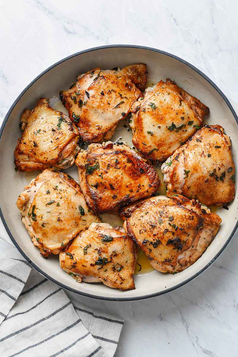 Pan seated chicken thighs in a skillelt