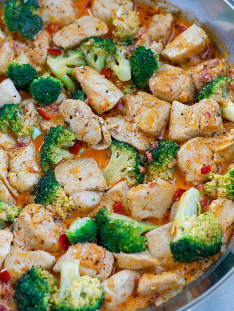 A pan of sun-dried tomato chicken and broccoli.