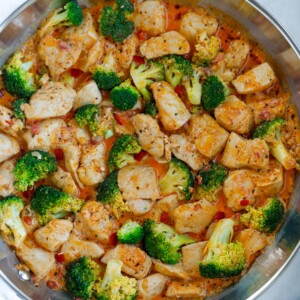 A pan of creamy sun-dried tomato chicken and broccoli.
