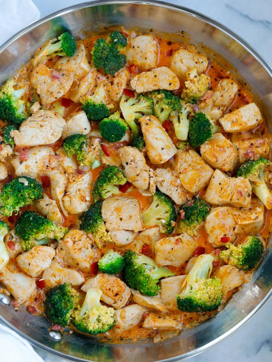A pan of sun-dried tomato chicken and broccoli.