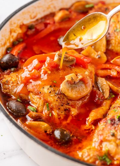 Close up photo of easy chicken cacciatore in a skillet.