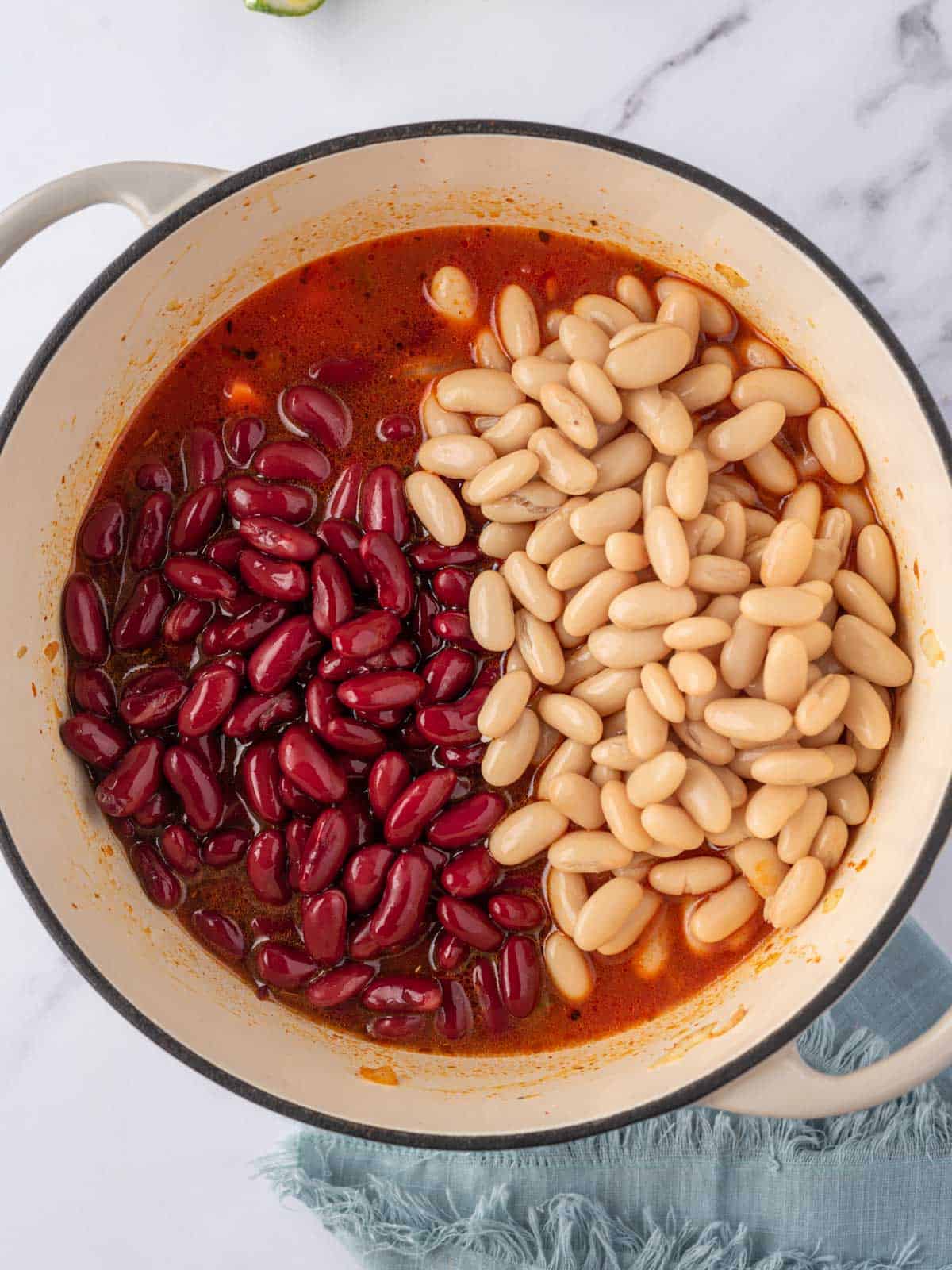 White and red kidney beans for vegan bean chili.