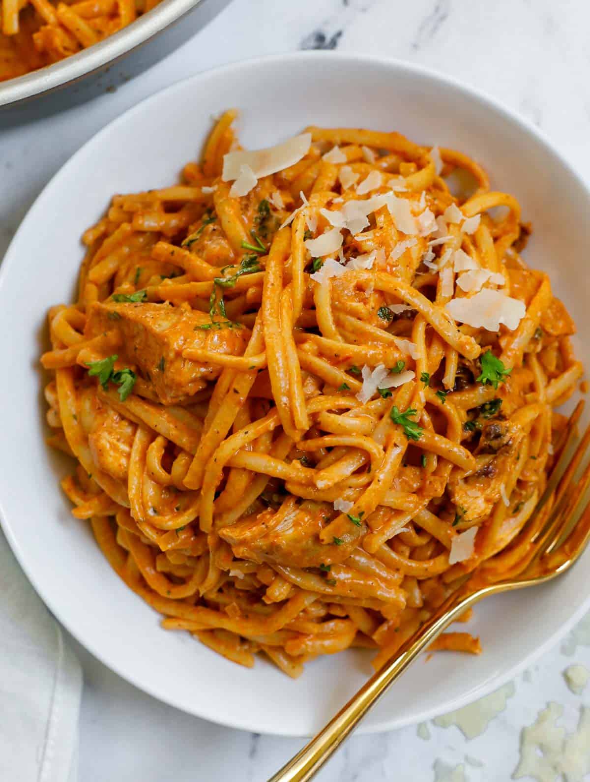 A bowl of spicy chicken linguine.
