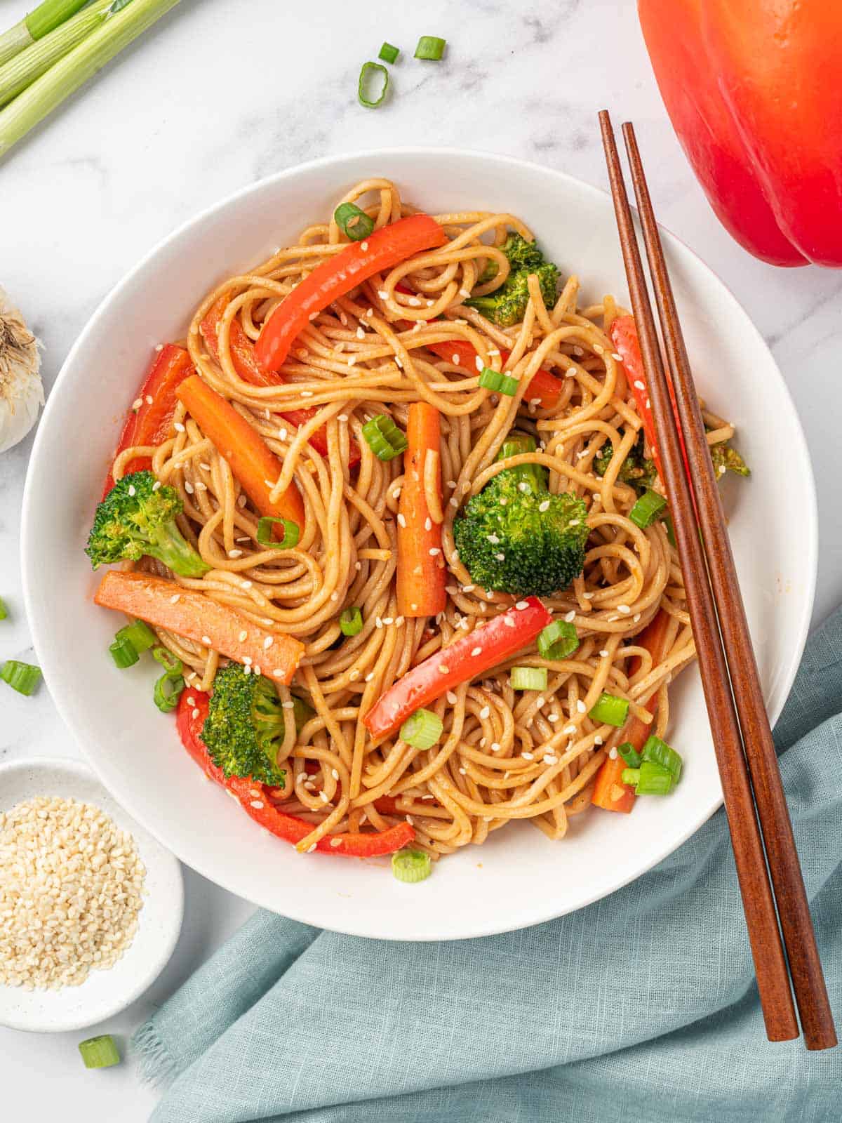 A bowl of vegetarian lo mein noodles.