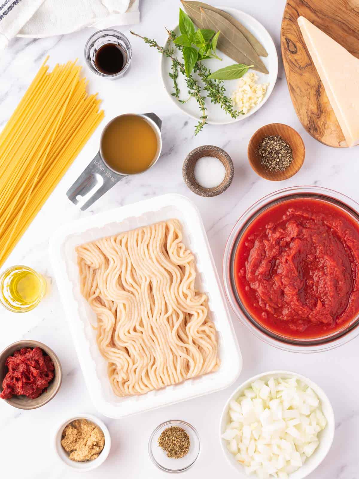 Ingredients needed for chicken spaghetti bolognese.