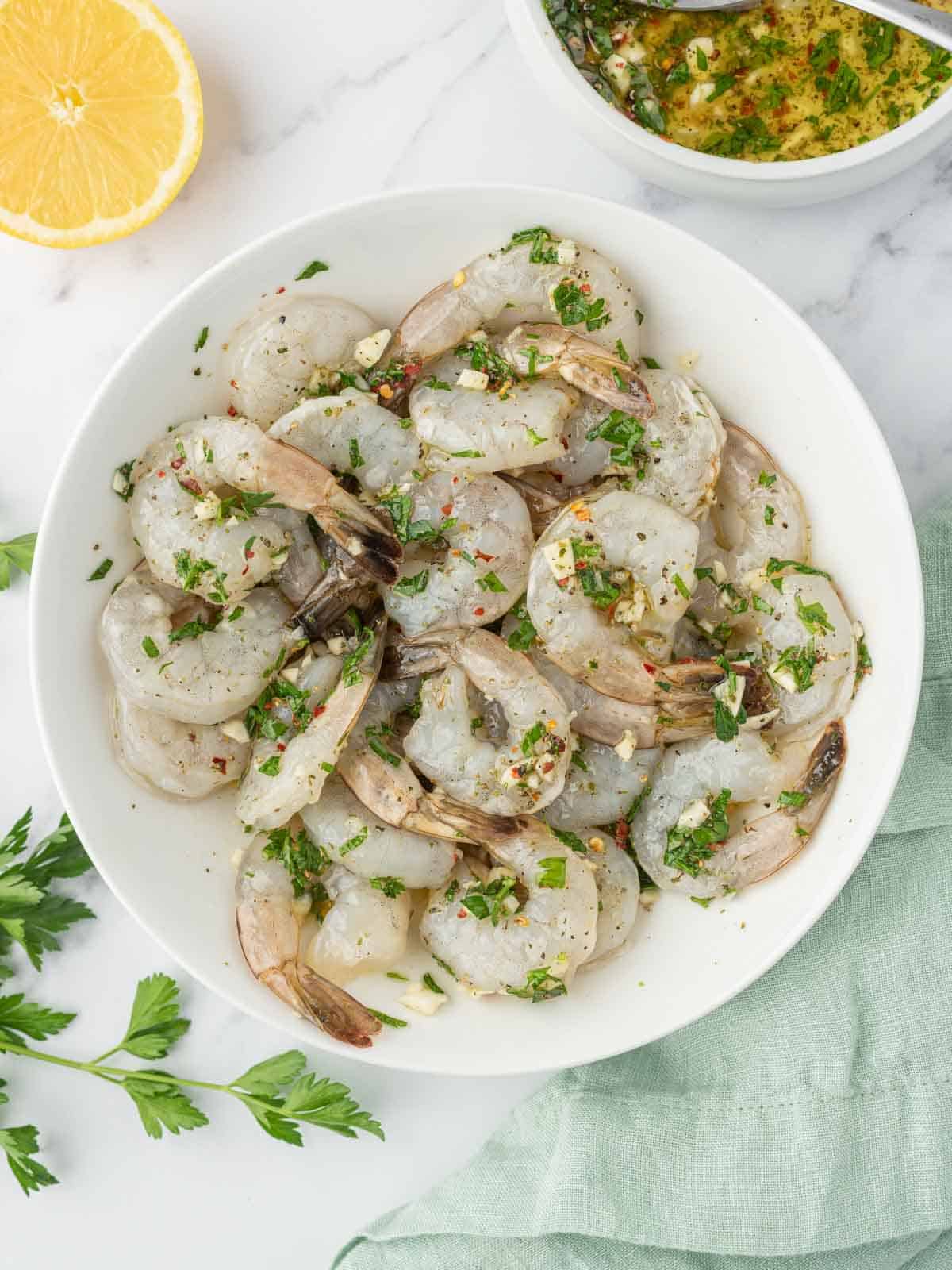How to marinate shrimp for grilled garlic shrimp skewers.