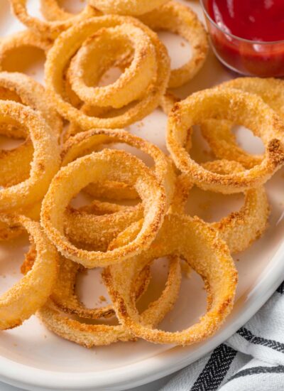 Closeup of panko crusted onion rings on a plate.