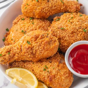A bowl of fried chicken pieces.