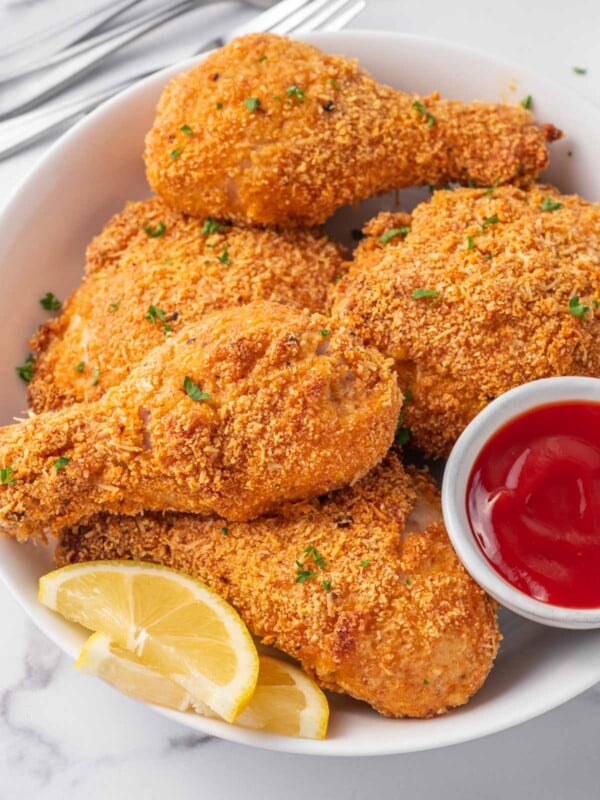 A bowl of fried chicken pieces.