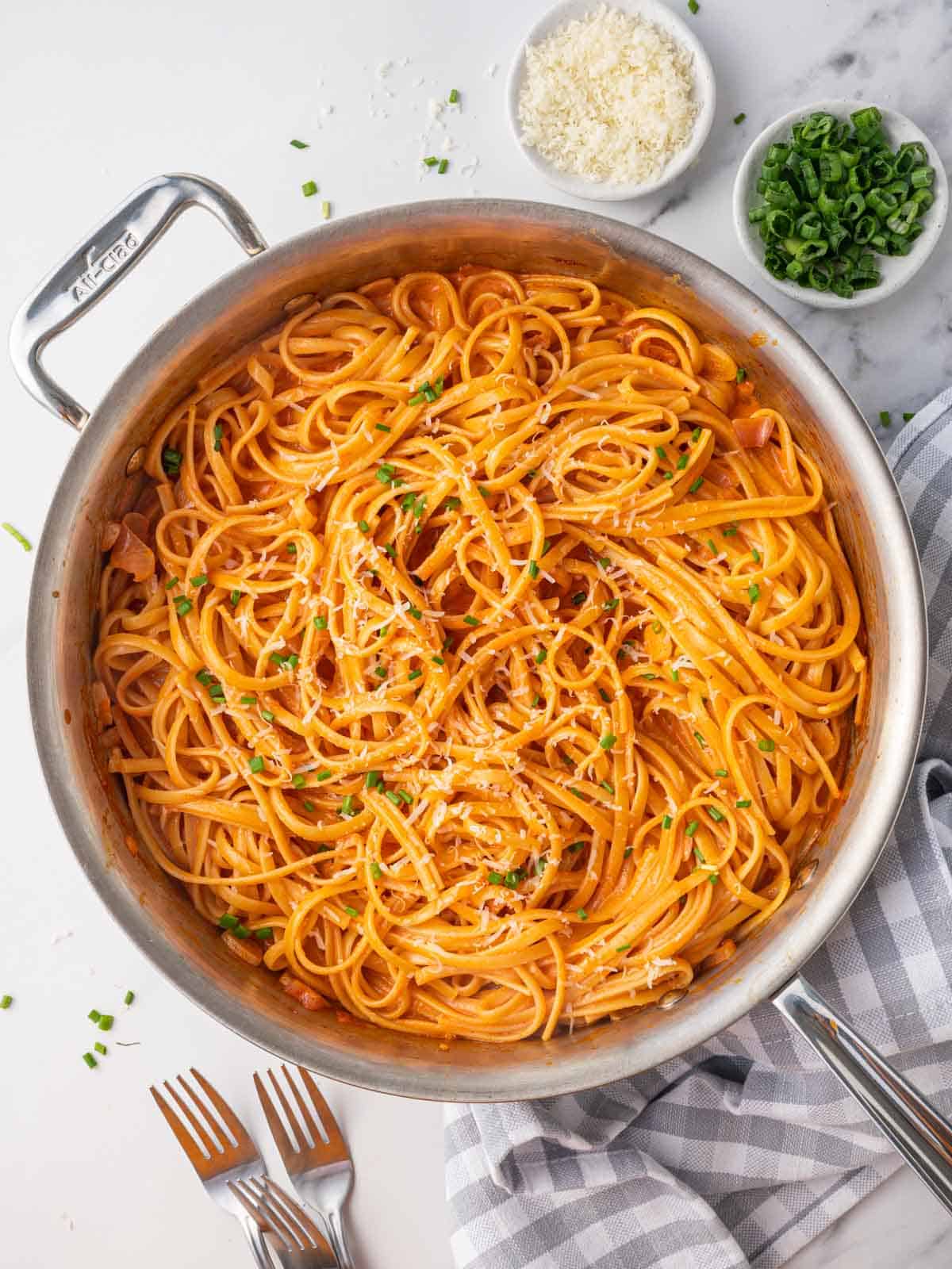 A skillet of creamy, spicy pasta.