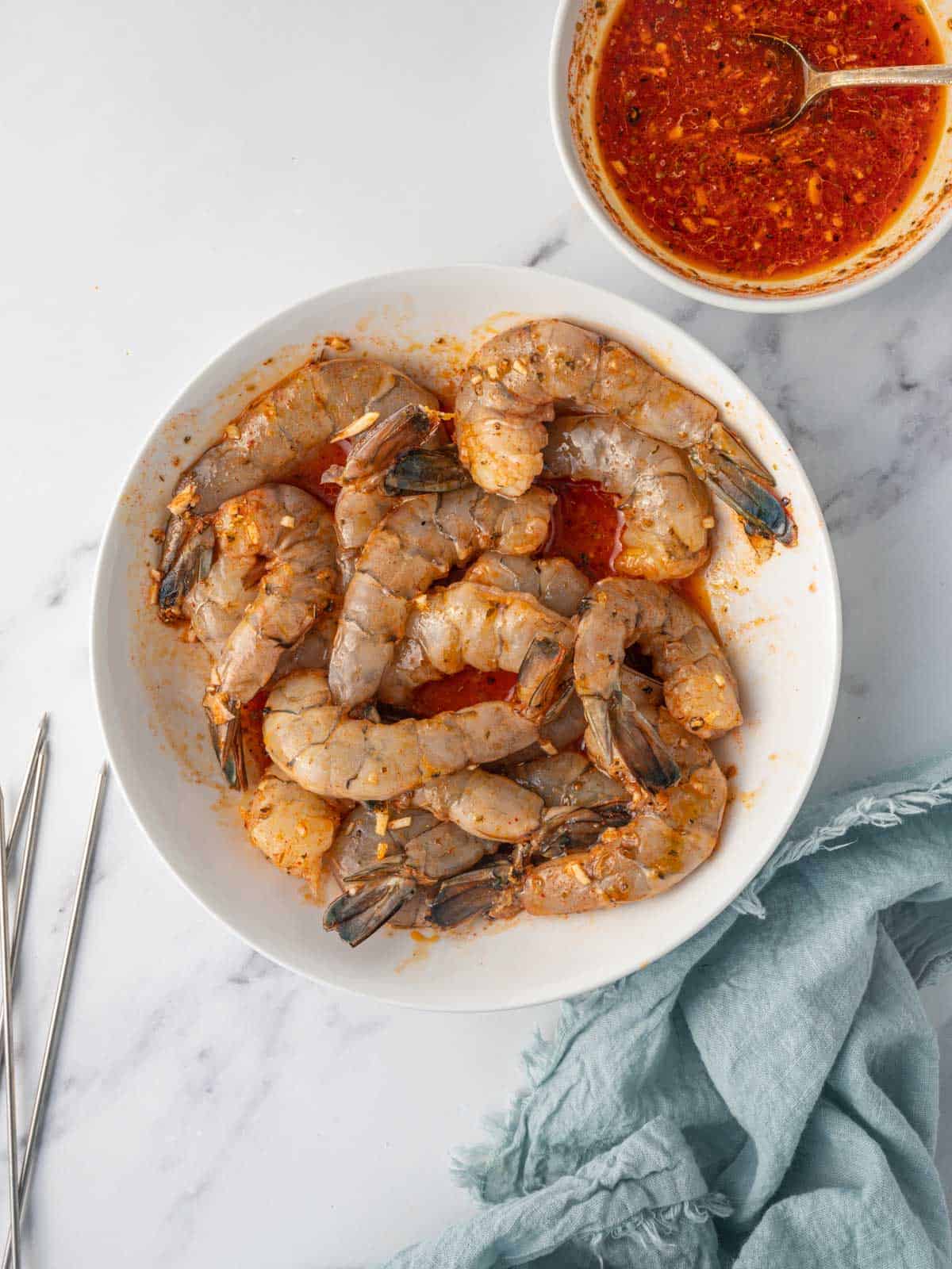 Marinating shrimp in a bowl for 30 minutes.