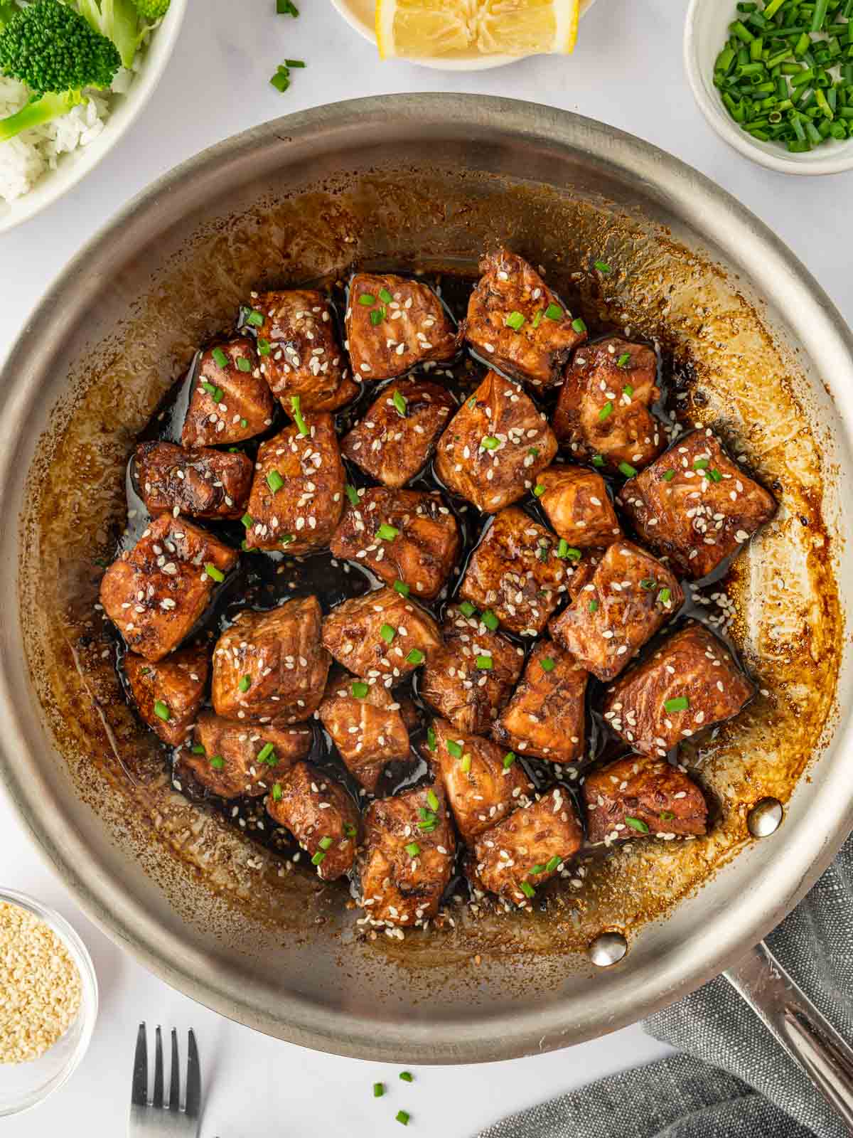 Garnish salmon with green onion and sesame seeds.