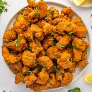 A large serving platter of chicken pakora.