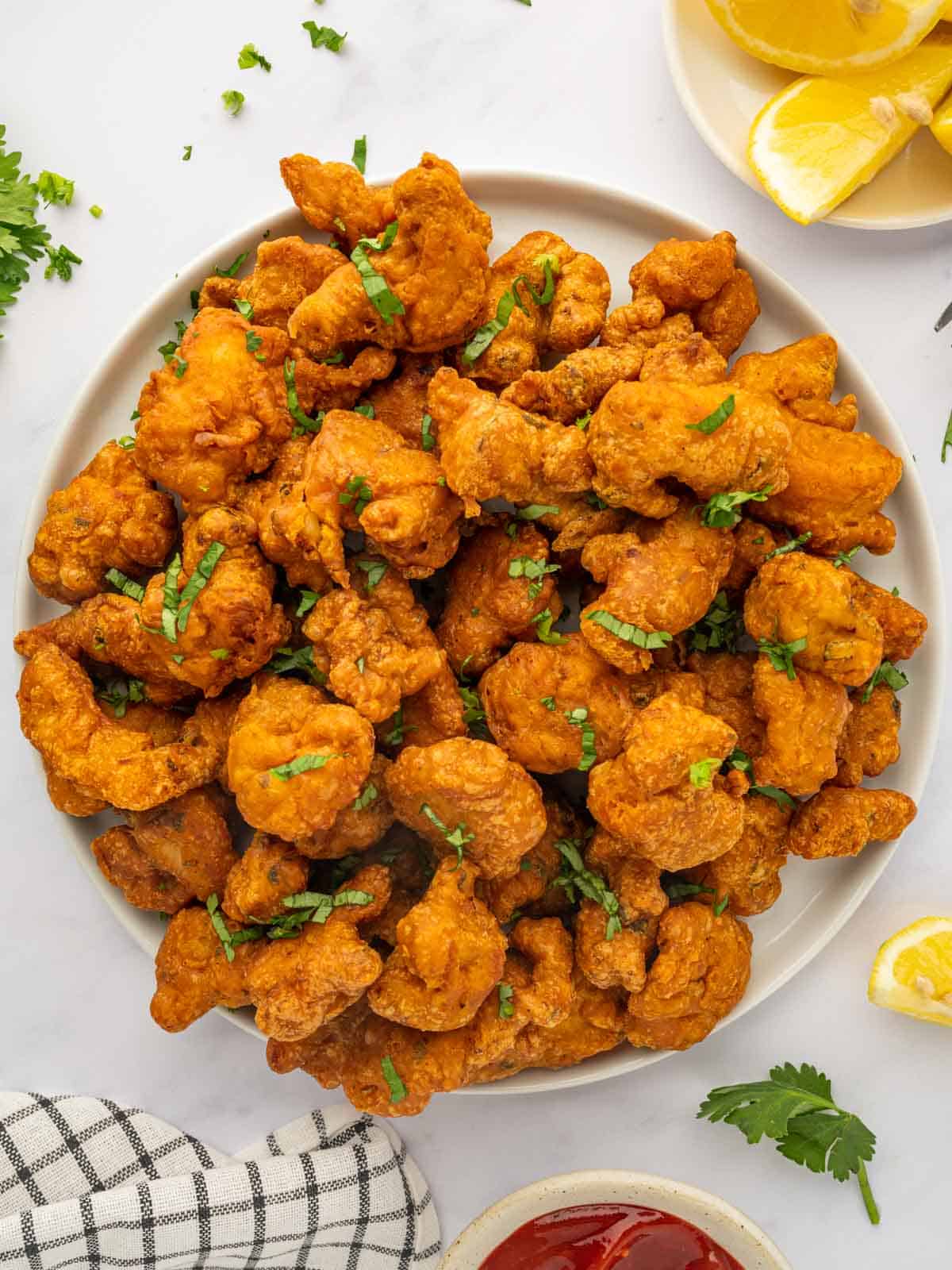 A large serving platter of chicken pakora.