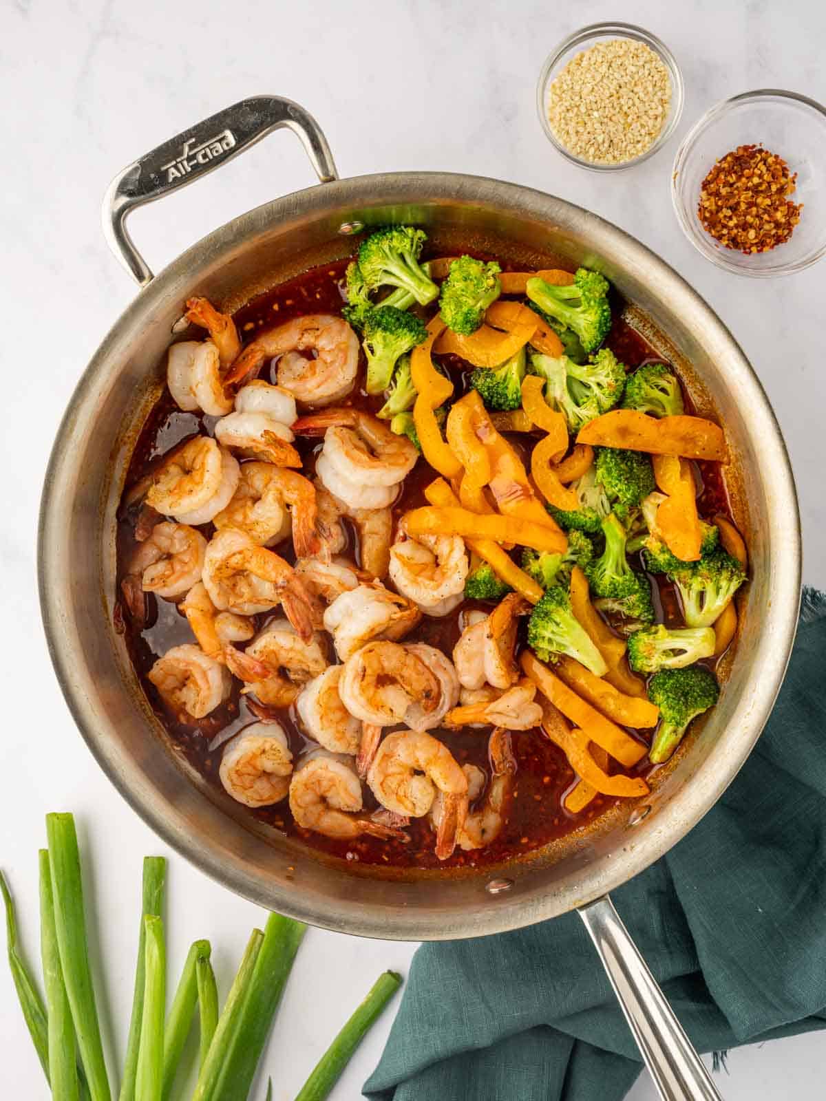 Combine shrimp and vegetables with chili sauce.