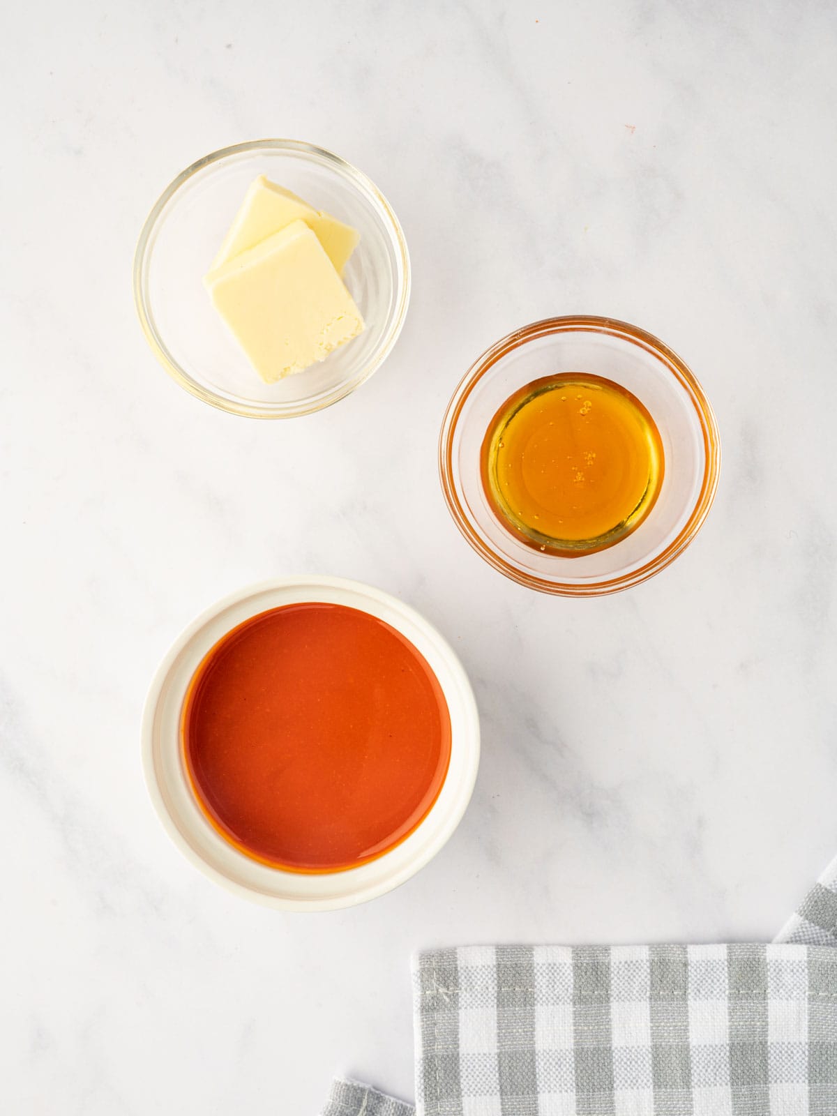 Ingredients needed to prepare buffalo sauce.