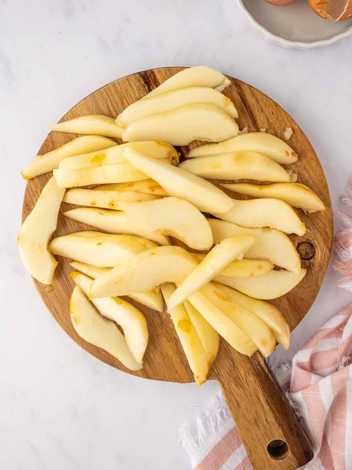 Fresh pears are sliced into even pieces.