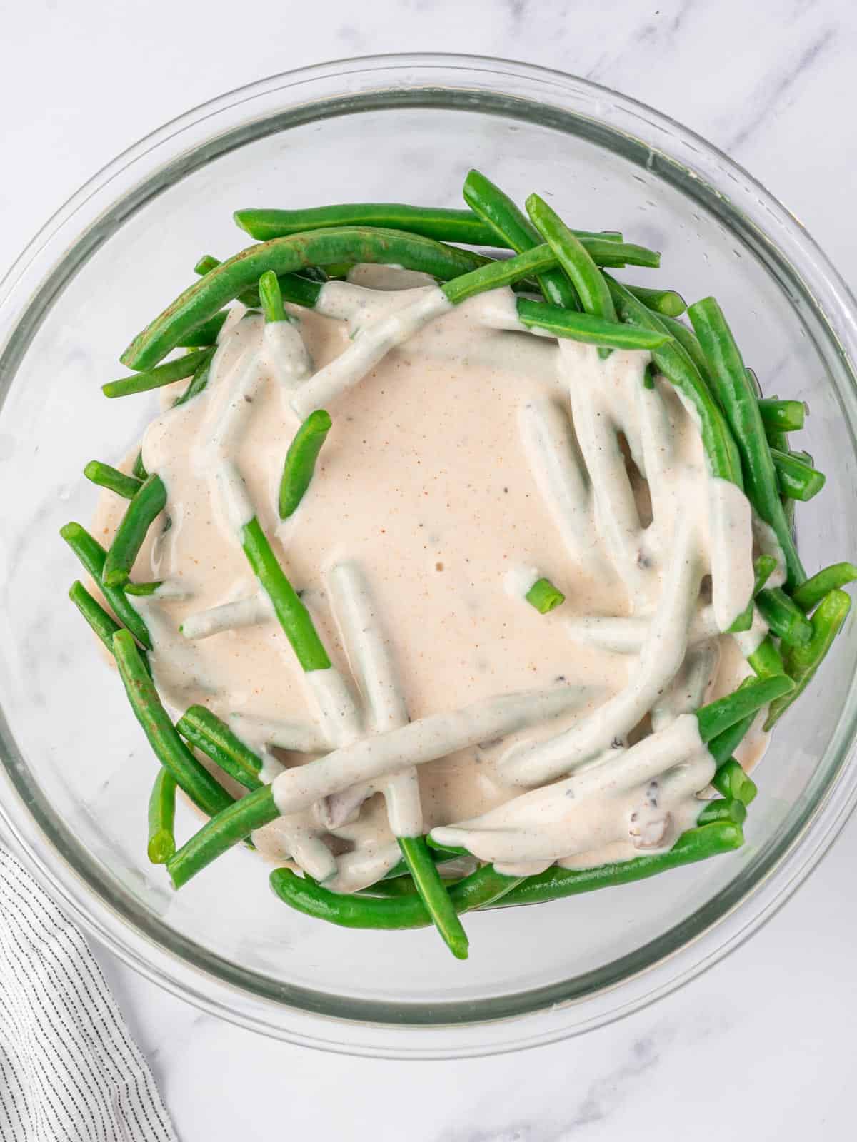 Blanched green beans coated with creamy cheese sauce.